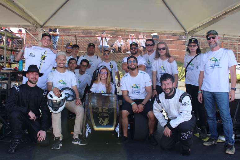 Equipe Fórmula UTFPR durante a competição de 2022. Ingrid está dentro do carro.